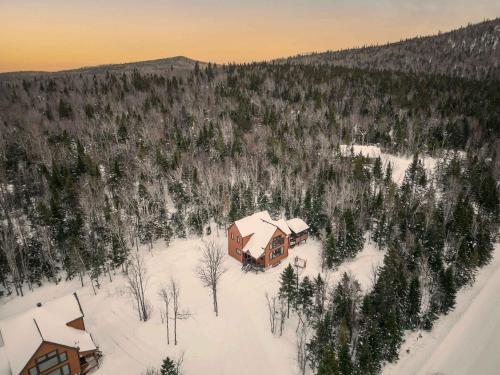 an aerial view of a house in the snow at Alpha Ö - Chalet Spa et detente in Petite-Rivière-Saint-François