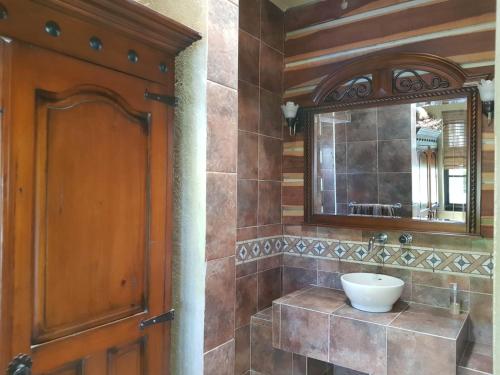 un bagno con lavandino e specchio di Departamentos Residenciales a Ciudad Madero