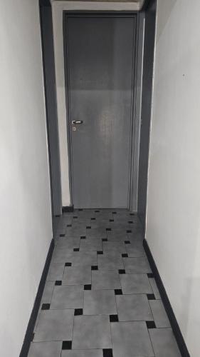 a hallway with a door and a tile floor at Allá en el sur Canning in Ezeiza