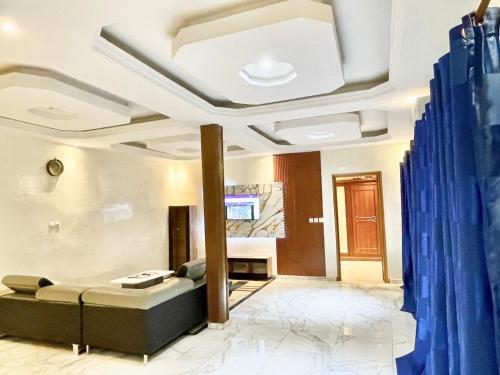 un salon avec un canapé et une télévision dans l'établissement Appartement meublé avec cuisine équipée, au bord la mer, à Guediawaye