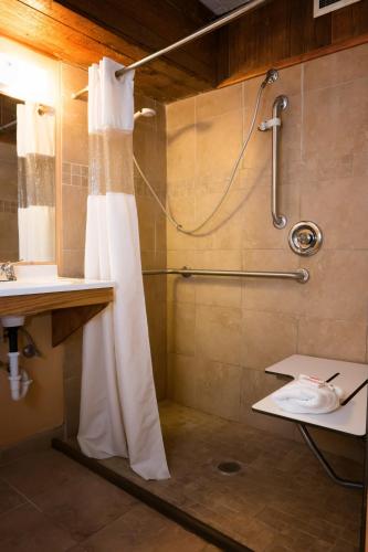 Bilik mandi di Days Inn by Wyndham West Allis/Milwaukee