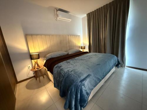 Moderno Departamento Stelar Bugambilias في غواذالاخارا: غرفة نوم بها سرير كبير في الغرفة