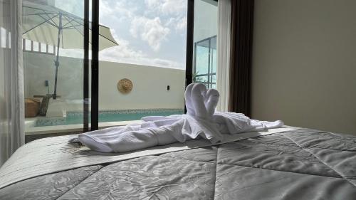 Ένα ή περισσότερα κρεβάτια σε δωμάτιο στο Puspa Nirwana Villa