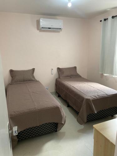 una habitación con dos camas en una habitación en Apto 2 qtos perto do Aeroporto, próximo ao CRER, en Goiânia
