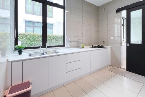 Η κουζίνα ή μικρή κουζίνα στο Luxury Villa Putrajaya 16 - Smarthome