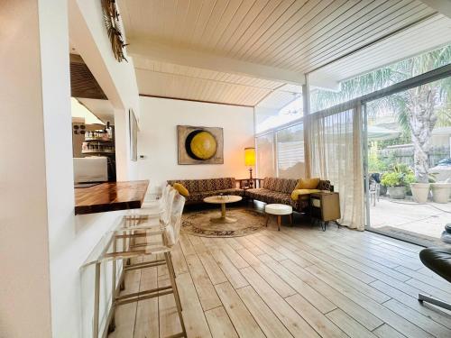 Posezení v ubytování LOOK and BOOK! Midcentury Modern Home near Beach!