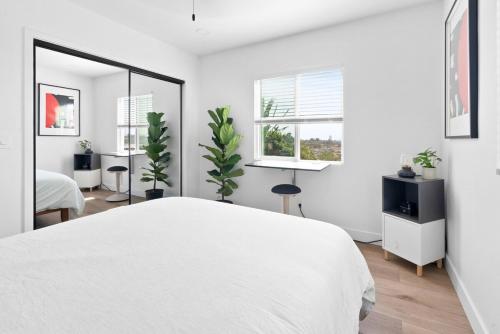 Ένα ή περισσότερα κρεβάτια σε δωμάτιο στο Large Home with Views of DTLA Sleeps 8 Golf,Spa,Fire