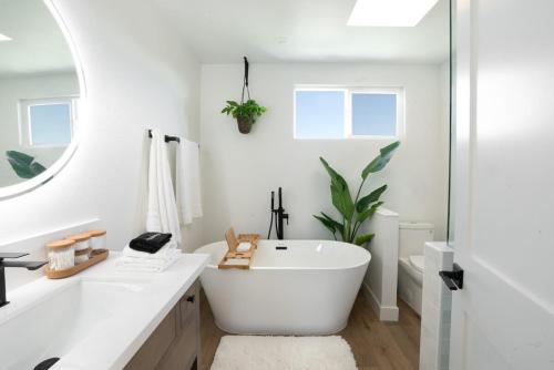 Ένα μπάνιο στο Large Home with Views of DTLA Sleeps 8 Golf,Spa,Fire