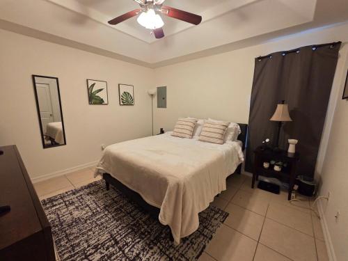 Ένα ή περισσότερα κρεβάτια σε δωμάτιο στο Cozy Apartment Near University Dr