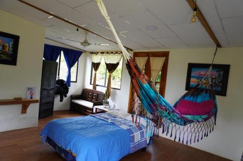 ein Schlafzimmer mit einer Hängematte, die von der Decke hängt in der Unterkunft Shark House in Bellavista