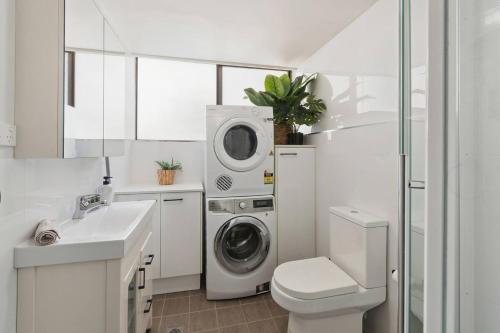 Phòng tắm tại Bourke Escape - Seaside Comfort near Wollongong CBD