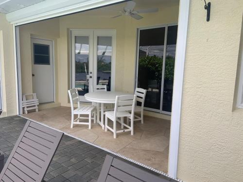 Foto de la galería de Sunsets Waterfront Saltwater Heated Pool Retreat en Punta Gorda