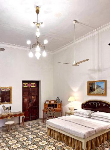 Ένα ή περισσότερα κρεβάτια σε δωμάτιο στο RAMPURIA HAVELI Bhanwar Niwas Bikaner