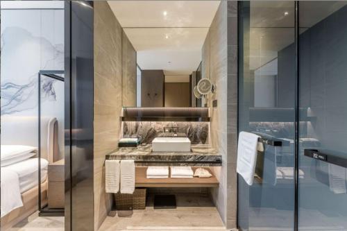 Ένα μπάνιο στο Yunhe Yebo Hotel (Shanghai International Tourism Resort Pudong Airport)