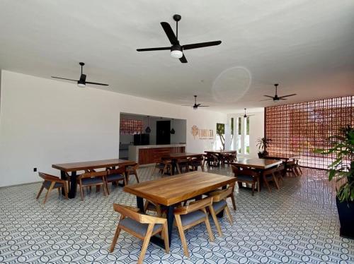 una sala da pranzo con tavoli e sedie in legno di Boho chic, fresh, modern apartment a Ixtapa