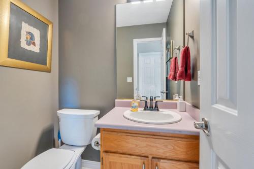 une salle de bain avec un lavabo et des toilettes dans l'établissement Over The River, à Riverton