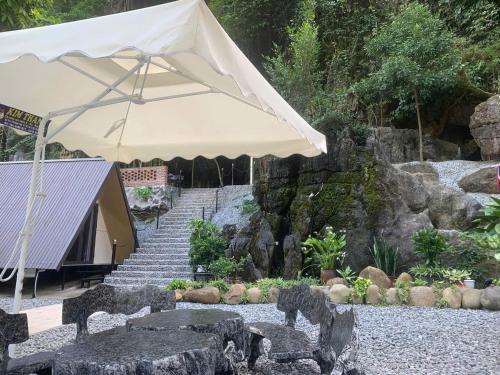 Κήπος έξω από το Tropical Forest Homestay