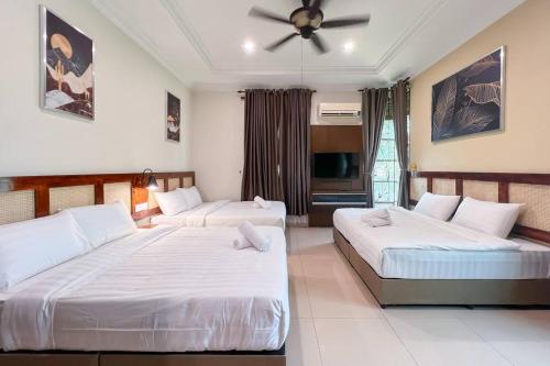 マラッカにあるLuxury Villa Hening Sari, Umbai Melaka - Smarthomeのベッド2台と天井ファン付きの寝室