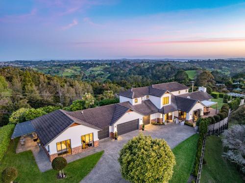 eine Luftansicht eines Hauses mit Auffahrt in der Unterkunft Main House & Guest House - Group Perfect in Coatesville