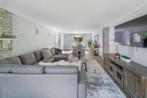 Posezení v ubytování Falmouth Beach House: BBQ Bikes Family Fun & More