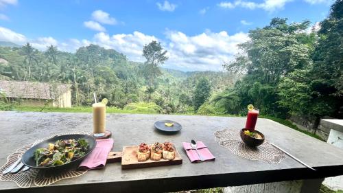 Una mesa con un plato de comida y un tazón de comida. en Alvarina, en Selat