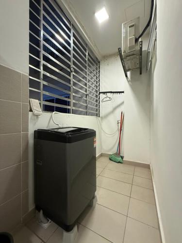 une salle de bain avec toilettes et fenêtre dans l'établissement New Cozy Comfort StayWithStyle Centra Residences at Dato ONN 3 BR 4 Bath Spacious, à Johor Bahru