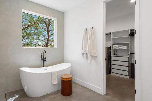 Ένα μπάνιο στο Aria by The CoHost Company