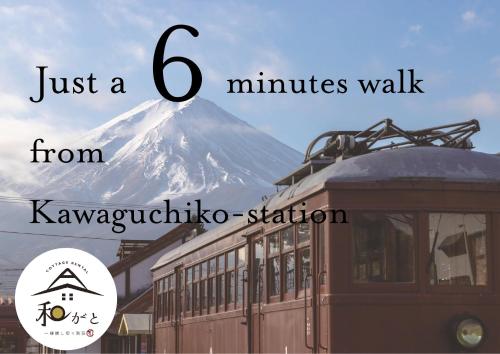 un train devant une montagne enneigée dans l'établissement 和がと Wagato Kawaguchiko, à Fujikawaguchiko