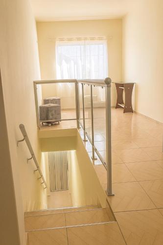 Una habitación con una escalera con una tostadora en un estante. en apartamento Completo Localização Excelente Centro, en Canindé