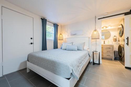 Giường trong phòng chung tại Beachside Bliss -Unit 1 - Walk to Ocean & Restaurants