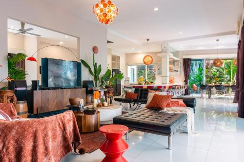 TV a/nebo společenská místnost v ubytování Flame of the Forest Retreat 38Pax 8R7B Pool Villa Kuala Lumpur