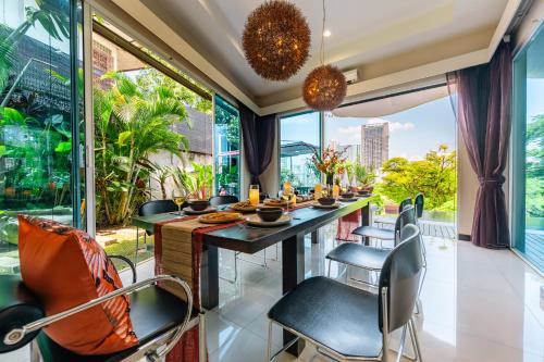 Posezení v ubytování Flame of the Forest Retreat 38Pax 8R7B Pool Villa Kuala Lumpur