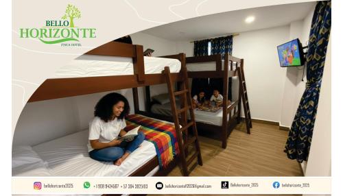 una donna seduta su un letto a castello che legge un libro di Finca Hotel Bello Horizonte a Montenegro