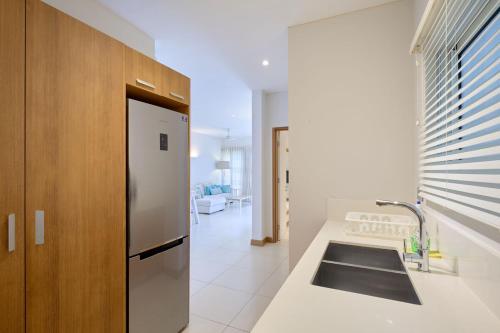 Η κουζίνα ή μικρή κουζίνα στο Coin de Mire Seafront Retreat right on the beach