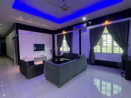 TV a/nebo společenská místnost v ubytování Taiping Nest Homestay 3BR, 7Pax, WiFi, Private Parking, Comfy