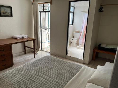 a bedroom with a mirror and a bed and a bathroom at Depto de Descanso Económico vuelos AICM, conciertos GNP, F1 in Mexico City