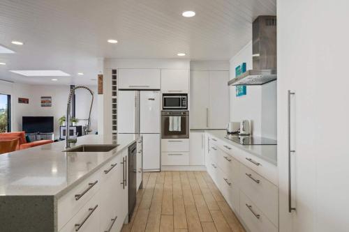 Кухня или мини-кухня в Soul Haven - Lakefront with Spa Kayaks & Stunning Views
