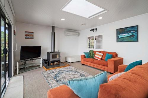 Телевизор и/или развлекательный центр в Soul Haven - Lakefront with Spa Kayaks & Stunning Views