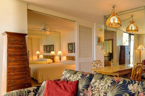 sala de estar con sofá y espejo grande en Napili Point A8 · NP A8 OceanFront 1BD Condo w Ocean Views AC Po, en Kahana