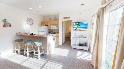 Royal Poste Unit 2804 في صن سيت بيتش: مطبخ مع طاولة وكراسي في الغرفة