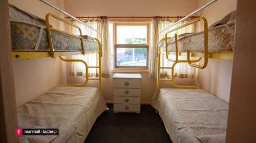 Postel nebo postele na pokoji v ubytování Aberdeen 2 - 112 Lamont Street- Across from river,