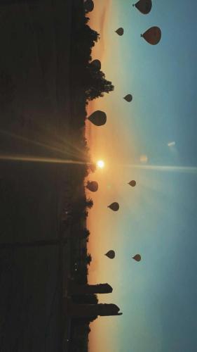 Η ανατολή ή δύση του ηλίου όπως φαίνεται από αυτό το δωμάτιο σε οικογενειακή κατοικία ή από εκεί κοντά