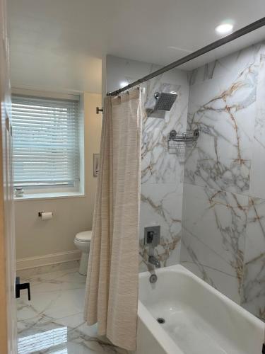 Koupelna v ubytování Entire Town Home in Hyattsville MD