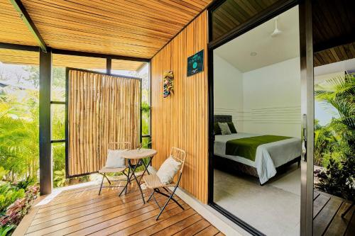 una camera da letto con un letto, un tavolo e delle sedie di Gaviota Suite 3 a Puerto Viejo