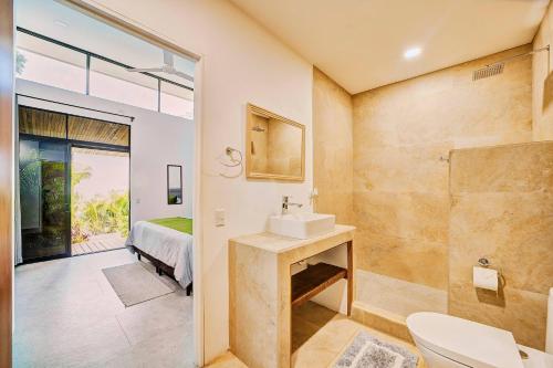 un bagno con lavandino e doccia di Gaviota Suite 3 a Puerto Viejo