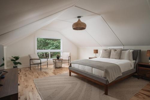 圣阿加瑟莫Luxury Lakefront Retreat Spa Beach Ski的一间卧室，配有一张大床和一扇窗户。