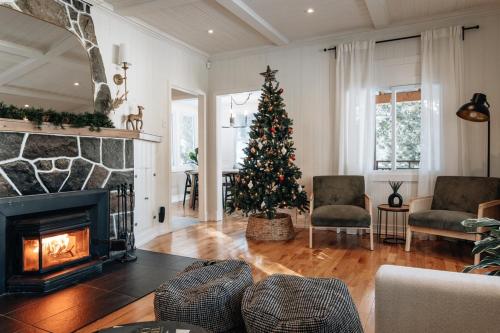 Afbeelding uit fotogalerij van Luxury Lakefront Retreat Spa Beach Ski in Sainte-Agathe-des-Monts