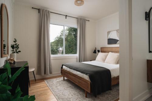 Afbeelding uit fotogalerij van Luxury Lakefront Retreat Spa Beach Ski in Sainte-Agathe-des-Monts