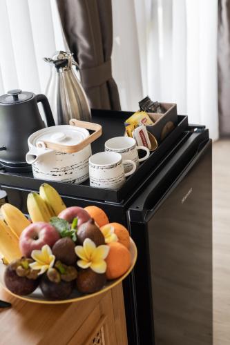 Un plato de fruta en un mostrador junto a una estufa. en Wildflower Entire Estate, en Ungasan