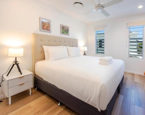 En eller flere senge i et værelse på Lux Beach Front Apartment